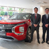 新店舗「関内店」にて、左から三菱自動車 五十嵐副社長、東日本三菱自動車販売 大平社長