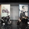 浦野周平氏（左）と加藤ノブキ氏（右）の作品