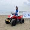 ビーチクリーナーに乗る子ども