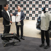 ヒューマノイドロボット量産に向け協業を発表したハイランダーズ増岡宏哉CEO（左）と三菱自動車加藤隆雄会長（右）