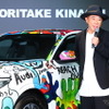 アウディ『Q5』新型のアートカーと木梨憲武氏