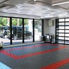 天井にはハニカムライトが導入され床面にも工夫が凝らされた「洗車ピットエリア」