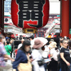 上半期の訪日客2108万4800人、コロナ禍以来の前年割れに。写真は訪日客でにぎわう浅草