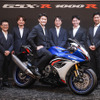 新型スズキ『GSX-R1000R』と開発メンバー。車両に跨るのがチーフエンジニア東郷隼也さん
