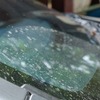 洗車を少しサボったら「白いウロコ汚れ」「黒い筋」などが残る…車の水アカを落とす正しい方法とは？　デメリットと注意点を知る