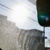 洗車を少しサボったら「白いウロコ汚れ」「黒い筋」などが残る…車の水アカを落とす正しい方法とは？　デメリットと注意点を知る