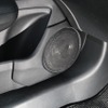 ドアの純正スピーカーグリル周辺を加工してアウターバッフル化。ドア形状や純正ラインを損なわないスマートなデザインとした。
