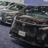 日産 エルグランド 新型（右）と歴代モデル