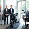 MVアグスタ「Motorcycle Art Gallery」が開催。写真左がオートグローバルコシダ外山和也社長
