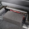 運転席のシート下にはこのようにパワーアンプとDSPをインストール。DSPにはカバーが設けられている。