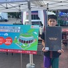 抽選会で選手直筆サイン入りユニフォームを当てた岡崎優絆（ゆなひ）君。小学生の優絆君が免許を取る頃にはどんなクルマを比較するのか