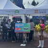 楽天イーグルスのチアリーダーも応援。「最強EV乗り比べ試乗会」の「おとなの自動車保険」の特設ブースを盛り上げる