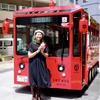 まちなか交流バス「IKEBUS」とクリステル・チアリ氏