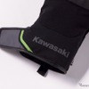 手首部分には「Kawasaki」ロゴ、中綿入りで保温性に優れる。カラー：ブラック