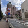 標識に従う