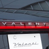 VALENTIロゴエンブレム、また純正ロゴエンブレムの装着が可能（別売りオプション）