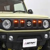 IPF「グリルマーカー for ジムニー」純正グリル装着例（アンバー）