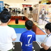 空気の抜けたタイヤ（左）と正常空気圧のタイヤ（右）を手で転がして、回転抵抗の差を実感するコーナー