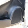 ミッドバスの取り付けには確実で音質面でのメリットのあるカロッツェリアのメタルバッフルを用いている。