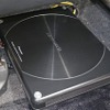 メインカーのプラドでも高音質を体験しているオーナーはサブウーファーも必須の装備。カロッツェリアのTS-WH1000Aをチョイス。