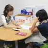 川崎市立苅宿小学校の女子生徒は、電話注文応対のロールプレイングを体験