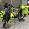 ヒースロー空港で活躍する自転車救急隊が使う自転車。カバンのなかには、緊急の患者に対応するための医療器具が入っている。