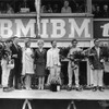 1966年ルマンの表彰台。向かって右から2人目がマイルズ。