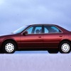 6代目トヨタ・カムリ（1996年、写真は北米仕様）。日本市場で当初はカムリグラシアと呼ばれ、5代目よりやや上級志向で、5代目も併売された。1999年に5代目の販売終了に伴いカムリの車名になる。