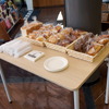 地元奈良で人気のブッフェレストラン「ブーランジェリーアルション ラ・メゾン」の石窯薪焼きパン各種を無料提供