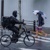 雨の日の自転車、カッパは傘より本当に安全なのか？意外な実験結果が明らかに（写真はイメージ）