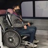 『MX221』車椅子は専用金具を使って固定。車椅子をおおよその一に下げるだけで自動ロックされる仕組みだ