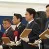 向かって左から3番目：福岡県の服部知事、4番目：北九州市の武内市長