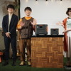 新商品を紹介する（左から）平松氏、濱口さん、南さん