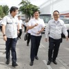 トヨタ工場を視察するフィリピンのマルコス大統領とトヨタ自動車の豊田会長（8月22日）