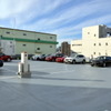 工場棟の屋上駐車場。30台ほど駐車可能で、セキュリティレベルが高い