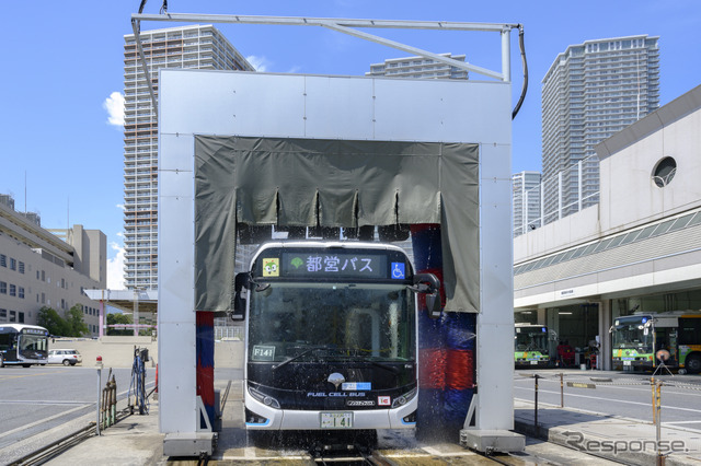 都営バス自動車工場 洗車の様子