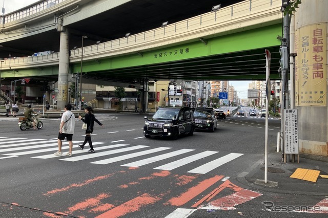 池袋六ツ又交差点：右奥が明治通り王子方面、左手前が池袋駅方面