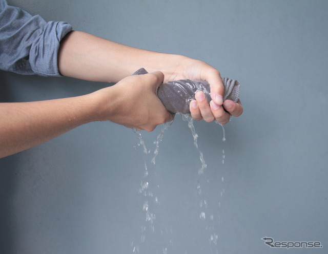 クロスを濡らして硬く絞り、水拭きにすると除去力アップ