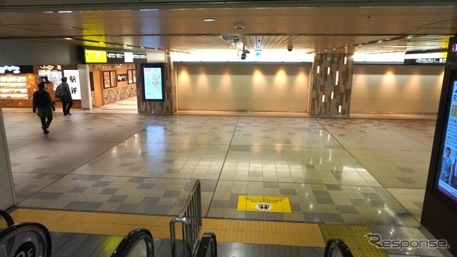 ［新大阪駅設置個所、経路案内］エスカレーターで降りると目の前に店舗（現在改装工事中）