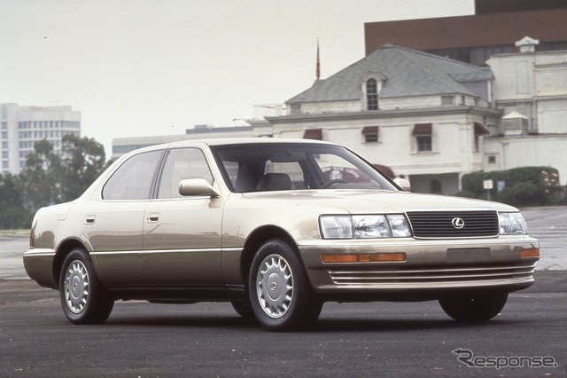 レクサスLS400（1989年）。ボンネットの上にシャンペンタワーを積みあけてエンジンを始動し、回転を上昇させるテレビCMが放映された