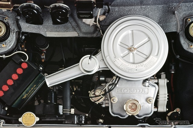 振動低減のために初めてバランサーが用いられた軽自動車のホンダ・ライフ360（1971年）