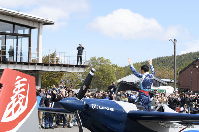 福島市「ふくしまスカイパーク」で開催された「スカイパークフェスタ2025～春～」。デモフライト後、来場者に手を振る室屋選手
