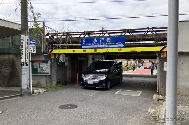 制限高さ1.9m、横浜市の生麦ガード。通過中のホンダ・ステップワゴン（4代目）の全高は2WDが1815mm、4WDが1830mmだ。手前に京浜急行の踏切がある