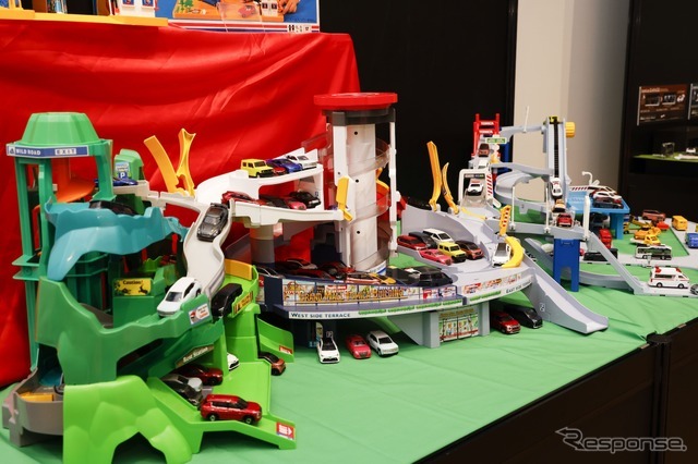 定番ブランドの最新商品：タカラトミー「グランドモールトミカビル（トミカ55周年記念特別仕様）」