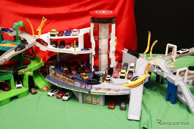 定番ブランドの最新商品：タカラトミー「グランドモールトミカビル（トミカ55周年記念特別仕様）」