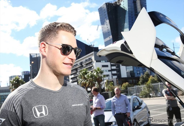 マクラーレン・ホンダのF1ドライバー、ストフェル・バンドーン選手がF1オーストラリアGPの開催に合わせて新型シビックタイプRに試乗