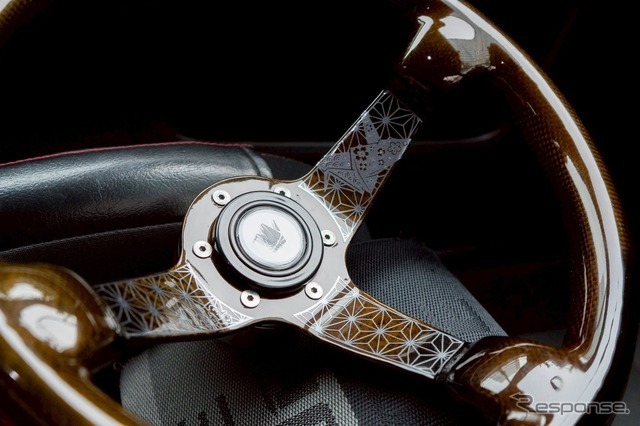 「ORIGAMI JDM」の第一弾製品カーボン製ステアリングホイール