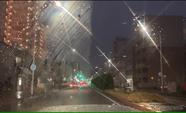 （左）油膜がガラスに残ったままの視界、（右）キイロビンで油膜を除去した視界