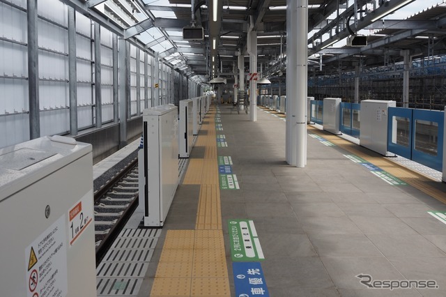 新宿線下り線ホーム（奥が所沢方面）