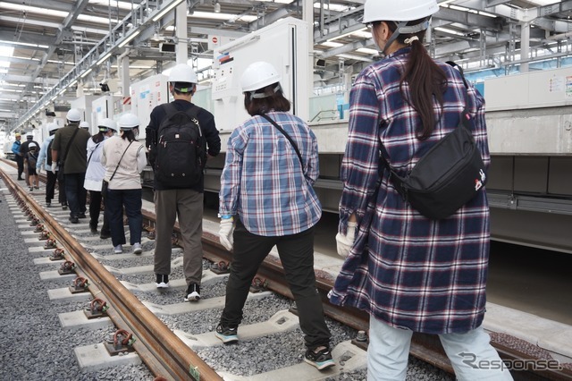施設見学会レールウォーク。新宿線下り線（画面左奥が所沢方面）